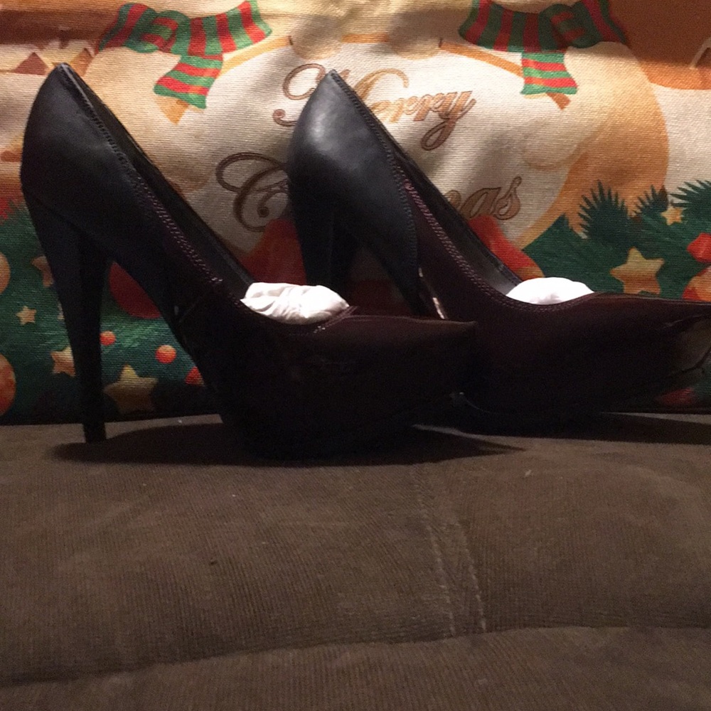 Leather and patent pump